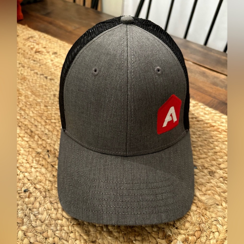 The North Face Htey:Black Mesh Snap Back Trucker Hat New With Tags unisex‎